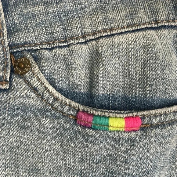 CLEARANCE! Women's Levi's "Shorty Short"‎ Denim Cutoff Shorts Embroidered - Picture 3 of 8